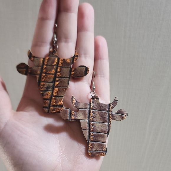 Brown and Tan Bull Earrings - Picture 1 of 6